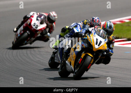 Motorradfahren - Corona Extra Superbike World Championship 2005 - Rennen - Marken Hatch. Troy Corser von Alstare Suzuki Corona Extra leitet von Yamaha Motor Italia WBS Noriyuki Haga und Regis Laconi von Ducati Xerx Stockfoto