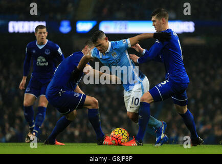 Sergio Aguero von Manchester City geht im Anschluss in den Kasten Eine Herausforderung von John Stones und Phil Jagielka von Everton Stockfoto