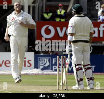 Cricket - The Ashes - npower Second Test - England gegen Australien - Edgbaston. Der englische Andrew Flintoff feiert, nachdem der australische Shane Warne (R) am vierten Tag aus dem Dickicht herausgekommen war. Stockfoto