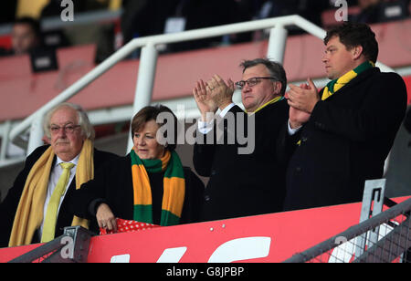 Norwich City Chairman Ed Balls (zweiter von rechts) und die Direktoren von Norwich City Michael Wynn Jones (links) und Delia Smith (zweiter von links) während des Barclays Premier League Spiels im Britannia Stadium, Stoke. Stockfoto