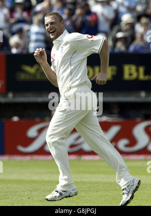 Cricket - The Ashes - npower Second Test - England gegen Australien - Edgbaston. Der englische Andrew Flintoff feiert, nachdem er am vierten Tag das Dickicht der australischen Shane Warne genommen hat. Stockfoto