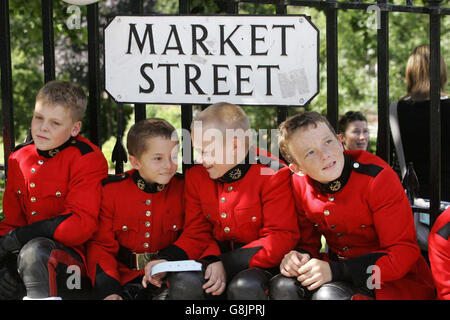 Mitglieder des Motorrad-Display-Teams von Imps erwarten ihre Reihe in der Cavalcade 2005 des Edinburgh Festivals. Das größte Kunstfestival der Welt wird heute mit einer großen Parade in der schottischen Hauptstadt eröffnet. Stockfoto