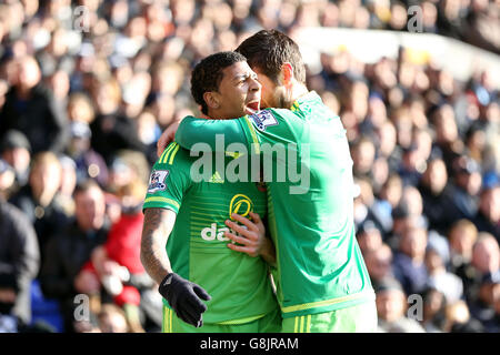 Patrick van Aanholt von Sunderland (links) feiert mit seinem Teamkollegen Adam Johnson (rechts) das erste Tor des Spiels während des Spiels in der Barclays Premier League in der White Hart Lane, London. Stockfoto