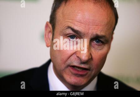 Fianna Fail-Chef Micheal Martin spricht mit den Medien während der jährlichen ard-Fheis im Citywest in Dublin. Stockfoto