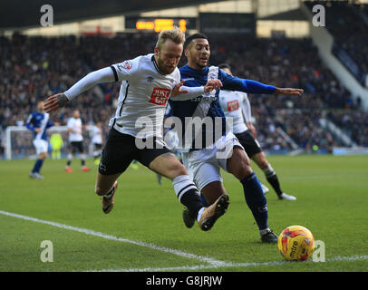 Derby County / Birmingham City - Sky Bet Championship - iPro Stadium. Johnny Russell von Derby County (links) und David Davis von Birmingham City kämpfen um den Ball. Stockfoto