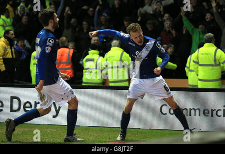 Maikel Kieftenbeld (rechts) von Birmingham City feiert das dritte Tor seiner Spielseite gegen Derby County. Stockfoto