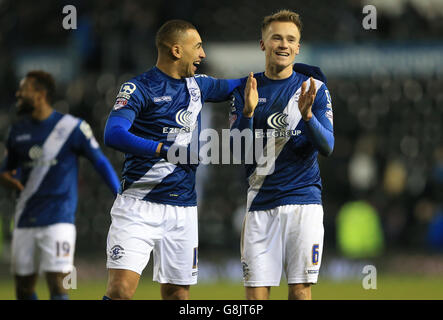 Maikel Kieftenbeld (rechts) und James Vaughan feiern nach dem Spiel gegen Derby County in Birmingham City. Stockfoto