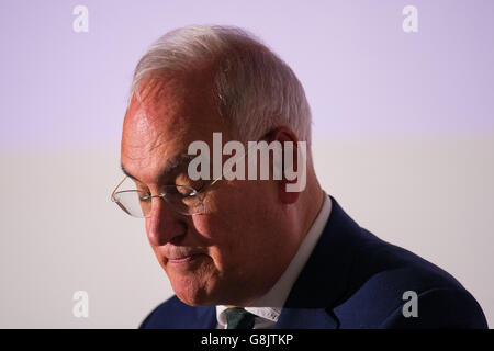 Der Chefinspektor der Schulen Sir Michael Wilshaw hält seine Keynote über die Ambitionen für die Englischausbildung im CenterForum, im Guildhall, London. Stockfoto