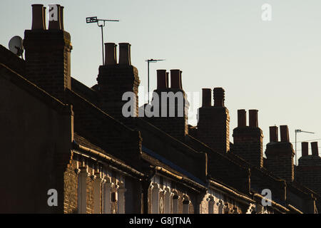 Gesamtansicht von Kaminen in einer Reihe von Reihenhäusern im Südosten Londons. Stockfoto