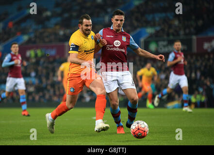 Paul Hayes von Wycombe Wanderers (links) und Ciaran Clark von Aston Villa kämpfen während des Emirates FA Cup um den Ball, die dritte Runde im Villa Park, Birmingham. Stockfoto