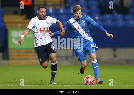 Bolton Wanderers' Liam Feeney (links) und Eastleigh's Daniel Harding kämpfen während des Emirates FA Cup um den Ball, dritte Runde Wiederholung im Macron Stadium, Bolton. Stockfoto