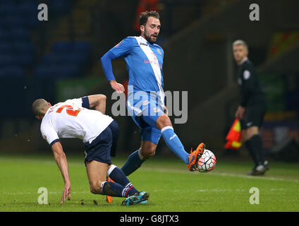 Eastleigh's Josh Payne (rechts) und Bolton Wanderers' Darren Pratley (links) kämpfen während des Emirates FA Cup um den Ball, dritte Runde Wiederholung im Macron Stadium, Bolton. Stockfoto