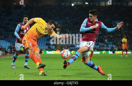 Matt Bloomfield von Wycombe Wanderers (links) und Ashley Westwood von Aston Villa kämpfen während des Emirates FA Cup um den Ball, die dritte Runde im Villa Park, Birmingham. Stockfoto