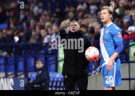 Bolton Wanderers Manager Neil Lennon ruft Anweisungen aus der Touchline während des Emirates FA Cup, der dritten Runde Wiederholung im Macron Stadium, Bolton. Stockfoto