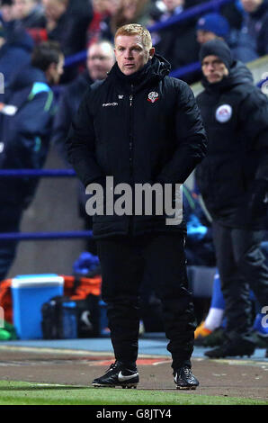 Bolton Wanderers Manager Neil Lennon beobachtet vom Touchline aus während des Emirates FA Cup, der dritten Runde im Macron Stadium, Bolton. Stockfoto