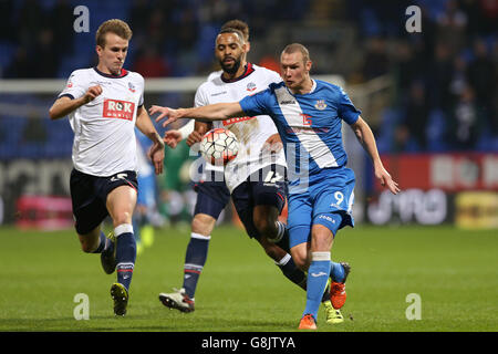 Eastleigh's James Constable (rechts) und Bolton Wanderers' Liam Trotter (Mitte) kämpfen während des Emirates FA Cup um den Ball, dritte Runde Wiederholung im Macron Stadium, Bolton. Stockfoto