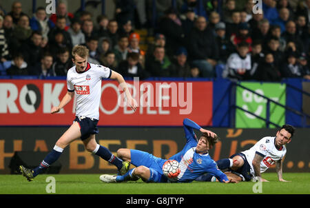 Joe Partington von Eastleigh (Mitte) wird während des Emirates FA Cup, der dritten Runde im Macron Stadium, Bolton, von Mark Davies von Bolton Wanderers (rechts) herausgefordert. Stockfoto