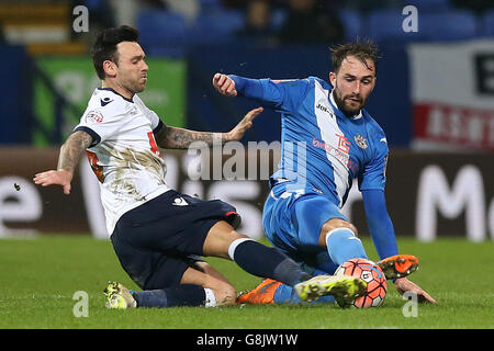 Mark Davies von Bolton Wanderers (links) und Josh Payne von Eastleigh kämpfen während des Emirates FA Cup um den Ball, die dritte Runde im Macron Stadium, Bolton. Stockfoto