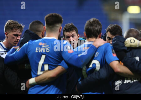 Eastleigh-Manager Chris Todd (Mitte) hält ein Teamgespräch nach dem letzten Pfiff während des Emirates FA Cup, der dritten Runde im Macron Stadium, Bolton. Stockfoto