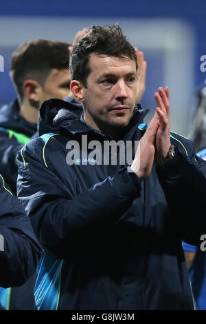 Eastleigh-Manager Chris Todd applaudiert die Fans nach dem letzten Pfiff während des Emirates FA Cup, der dritten Runde Wiederholung im Macron Stadium, Bolton. Stockfoto