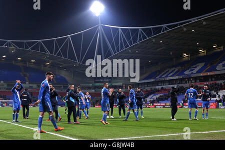 Eastleigh-Spieler applaudieren ihren Anhängern nach dem letzten Pfiff während des Emirates FA Cup, der dritten Runde im Macron Stadium, Bolton. Stockfoto