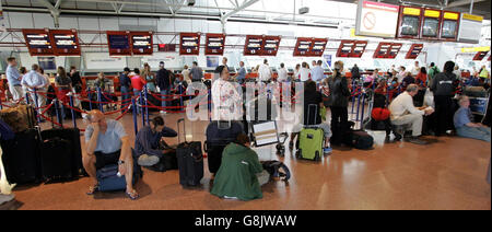 Passagiere im Terminal 4 des Flughafens Heathrow mussten nach einer Reihe von Catering-Flügen alle Check-ins einstellen. Die Aktion, die zwangsläufig zu Flugausfällen führen sollte, wurde ergriffen, nachdem einige Mitarbeiter der BA ihre Arbeit eingestellt hatten, in Anteilnahme mit Mitarbeitern, die von der Firma Gate Gourmet entlassen wurden, die BA-Flüge mit Lebensmitteln versorgt. Stockfoto