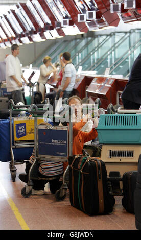 Passagiere im Terminal 4 des Flughafens Heathrow mussten nach einer Reihe von Catering-Flügen alle Check-ins einstellen. Die Aktion, die zwangsläufig zu Flugausfällen führen sollte, wurde ergriffen, nachdem einige Mitarbeiter der BA ihre Arbeit eingestellt hatten, in Anteilnahme mit Mitarbeitern, die von der Firma Gate Gourmet entlassen wurden, die BA-Flüge mit Lebensmitteln versorgt. Stockfoto