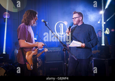 Mattie Vant von VANT spricht mit Huw Stephens live auf der Bühne während des Future Festivals von Radio 1 in den Maida Val Studios, London, am 19. Januar 2016. Stockfoto