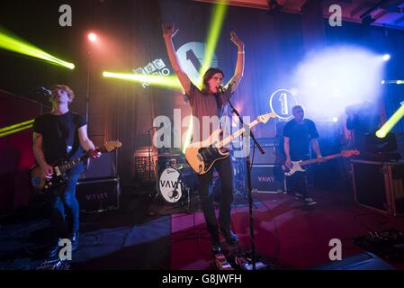 VANT spielen live auf der Bühne während des Future Festivals von Radio 1 in den Maida Vale Studios, London, 19. Januar 2016. Stockfoto