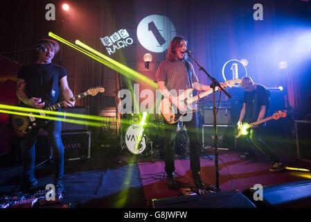 VANT spielen live auf der Bühne während des Future Festivals von Radio 1 in den Maida Vale Studios, London, 19. Januar 2016. Stockfoto