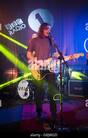 Mattie Vant von VANT treten live auf der Bühne des Future Festivals von Radio 1 in den Maida Val Studios, London, am 19. Januar 2016 auf. Stockfoto