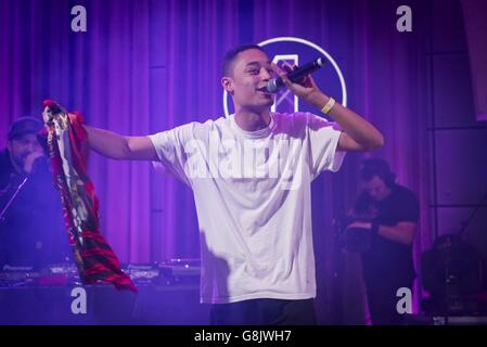 Loyle Carner spielt live auf der Bühne während des Future Festivals von Radio 1 in den Maida Vale Studios, London, am 19. Januar 2016. Stockfoto