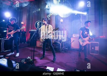 Pretty Vicious spielen live auf der Bühne während des Future Festivals von Radio 1 in den Maida Vale Studios, London, 19. Januar 2016. Stockfoto