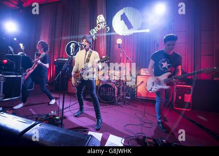 Pretty Vicious spielen live auf der Bühne während des Future Festivals von Radio 1 in den Maida Vale Studios, London, 19. Januar 2016. Stockfoto