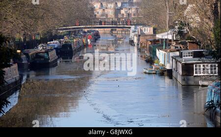 Teile des Regent's Canal in London bleiben gefroren, als Großbritannien zu einem weiteren eisigen Start aufwachte und die Gefahr von Nebel die morgendliche Rush Hour beeinflussten. Stockfoto