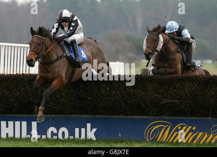 Sunny Ledgend mit J Martin springt den letzten vor dem Gewinn des Watch Racing UK auf 3 Geräten Handicap Chase auf der Market Rasen Rennbahn. Stockfoto