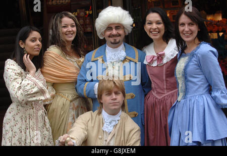 Mitarbeiter des Spielzeugladens Hamleys in der Londoner Regents Street kleiden sich in Kostüm aus den 1760er Jahren, um ihren 245. Geburtstag zu feiern. Stockfoto