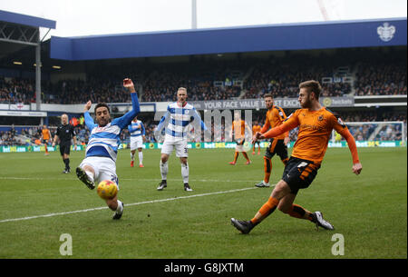 James Henry von Wolverhampton Wanderers (rechts) hat sein Kreuz während des Sky Bet Championship-Spiels in Loftus Road, London, von James Perch der Queens Park Rangers blockiert. Stockfoto