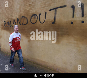 Charlton Athletic gegen Blackburn Rovers - Sky Bet Championship - The Valley. Ein Charlton Athletic-Fan geht an Graffiti vorbei, das sich auf den Clubbesitzer Roland Duchatelet bezieht. Stockfoto