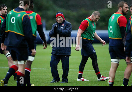 England Trainer Eddie Jones während einer Trainingseinheit im Pennyhill Park, Bagshot. Stockfoto