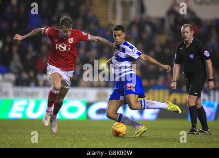 Aden Flint (links) von Bristol City und Nick Blackman von Reading kämpfen um den Ball. Stockfoto