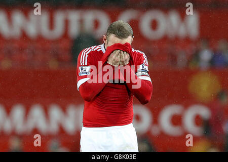 Wayne Rooney von Manchester United reagiert nach dem letzten Pfiff des Barclays Premier League-Spiels in Old Trafford, Manchester. DRÜCKEN Sie VERBANDSFOTO. Bilddatum: Samstag, 2. Januar 2016. Siehe PA Geschichte FUSSBALL man Utd. Bildnachweis sollte lauten: Martin Rickett/PA Wire. Stockfoto