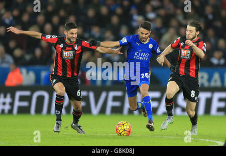 Riyad Mahrez (Mitte) von Leicester City kämpft gegen Andrew Surman (links) und Harry Arter (rechts) von AFC Bournemouth während des Barclays Premier League-Spiels im King Power Stadium, Leicester. Stockfoto