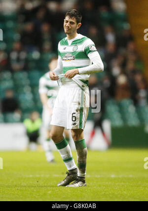 Celtic / Partick Thistle - Scottish Premiership - Celtic Park. Der NIR Bitton von Celtic reagiert, nachdem er während des Spiels der schottischen Premiership im Celtic Park, Glasgow, eine rote Karte erhalten hat. Stockfoto