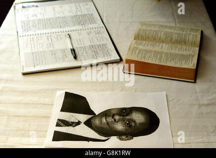 Ein Kondolenzbuch in der Kirche des ermordeten Teenagers Anthony Walker, der Grace Family Church, in Aigburth. Stockfoto