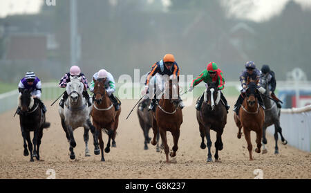 Wolverhampton Races. Perfect Cracker von Adam Kirby (Mitte) auf dem Weg zum Sieg im Handicap coral.co.uk auf der Rennbahn Wolverhampton. Stockfoto