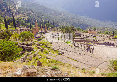 Delphi-Theater oben mit dem Tempel des Apollo an archäologischen Site von Delphi Griechenland links Stockfoto