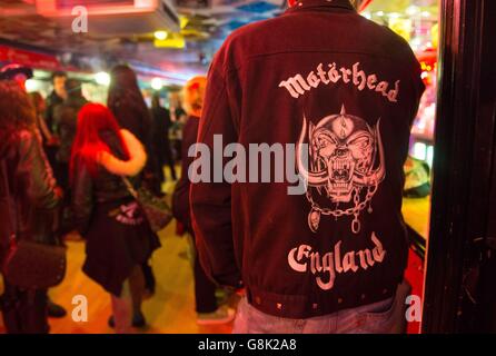 Motorhead-Fans bei einer Gedenkveranstaltung auf der Perig and Gown im Norden Londons für Motorhead-Frontmann Ian 'Lemmy' Kilmister. Stockfoto