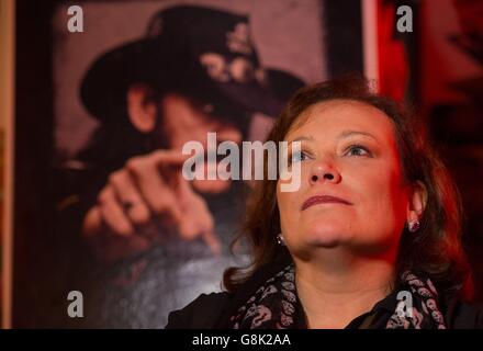 Suzanne Baker-Downes, Organisatorin einer Gedenkveranstaltung im Perig and Gown im Norden Londons für Motorhead-Frontmann Ian 'Lemmy' Kilmister. Stockfoto