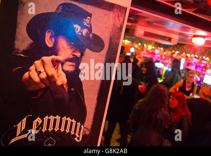 Motorhead-Fans bei einer Gedenkveranstaltung auf der Perig and Gown im Norden Londons für Motorhead-Frontmann Ian 'Lemmy' Kilmister. Stockfoto